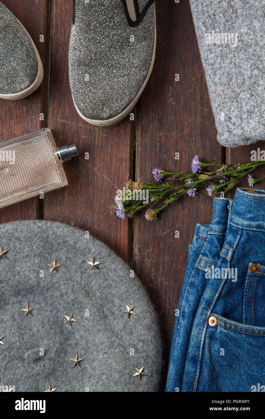 Modische Kleidung und Accessoires für Herbst auf Holz- Hintergrund. Fashion Concept Stockfoto