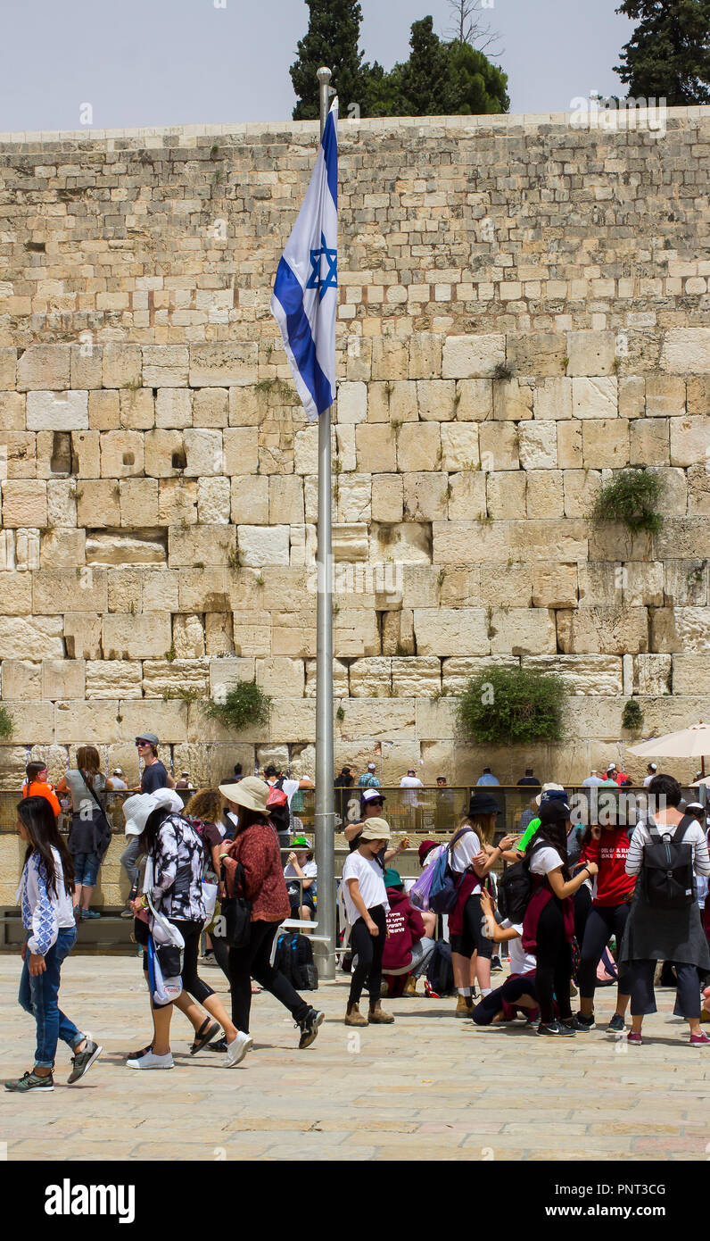 10. Mai 2018 Eine israelische Fahne schlaff an der Klagemauer in Jerusalem, Israel Stockfoto