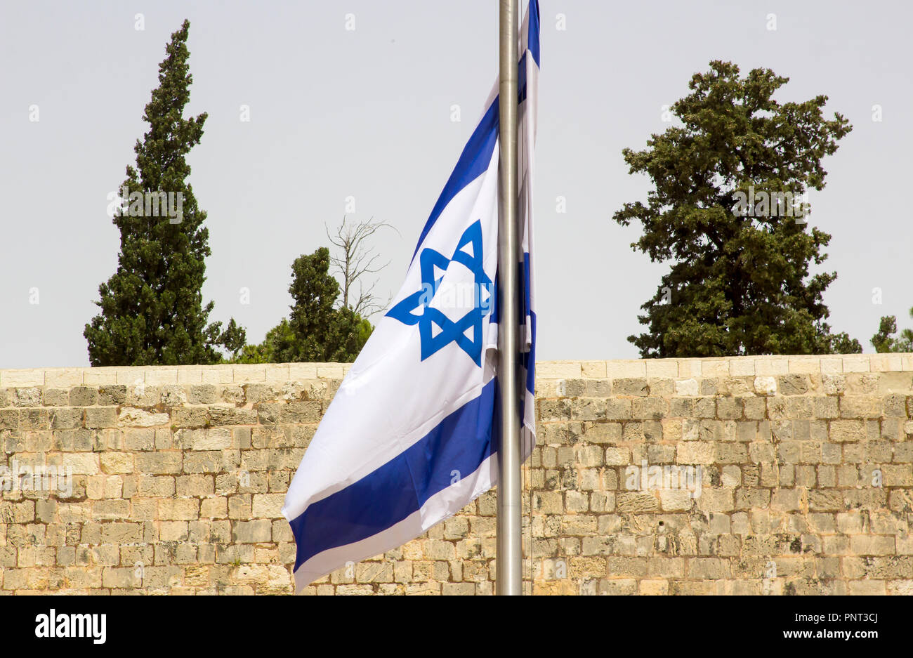 10. Mai 2018 Eine israelische Fahne schlaff an der Klagemauer in Jerusalem Irael Stockfoto