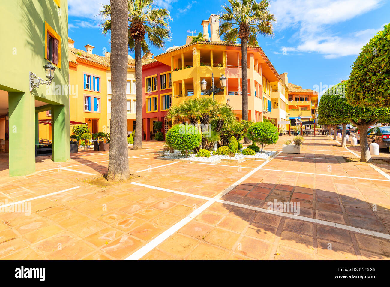 Schöne bunte Häuser in Sotogrande marina, Andalusien, Spanien Stockfoto