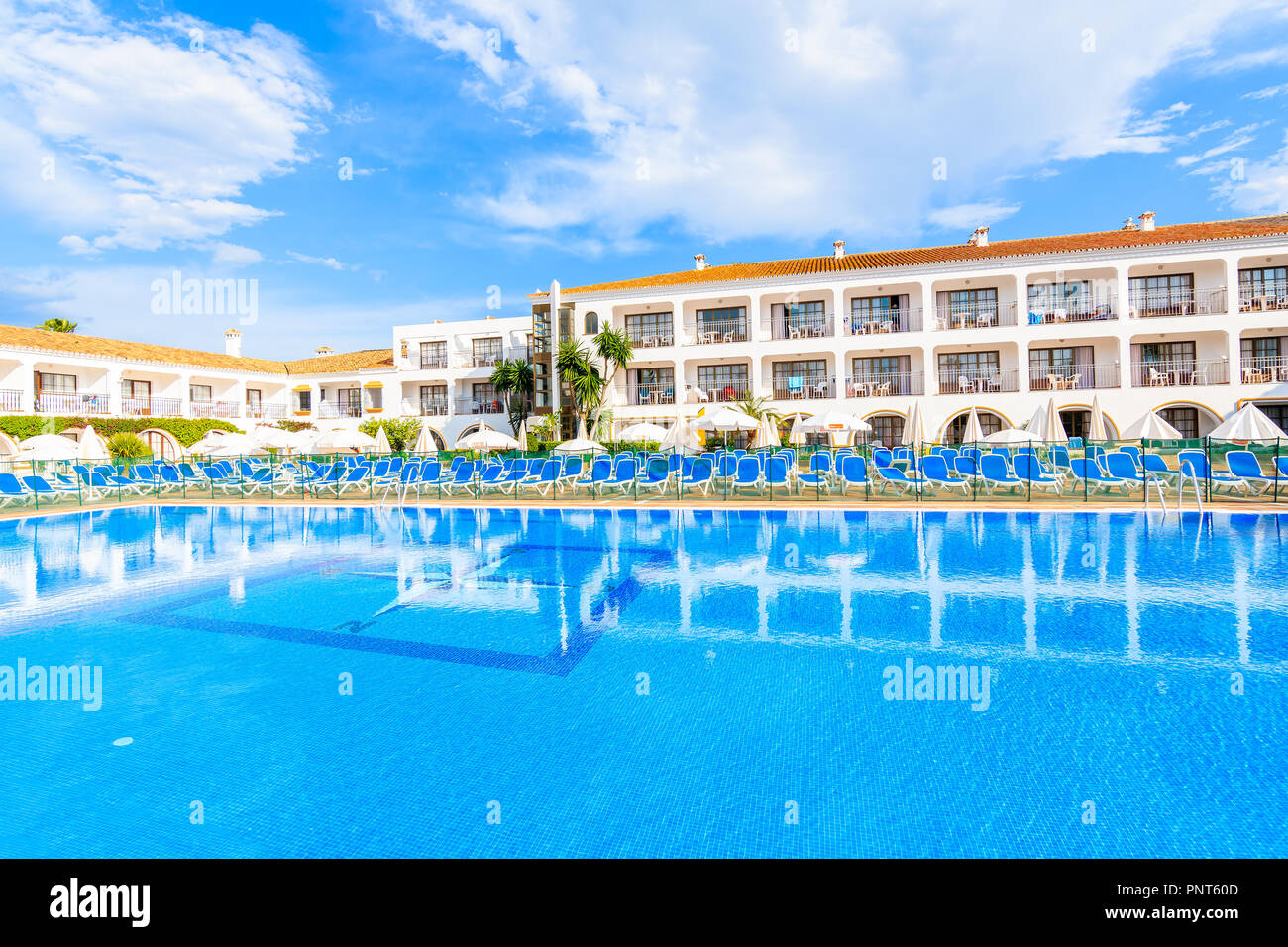 Stadt Marbella, Spanien - 8. Mai 2018: Swimming Pool von einem Hotel im Stil eines andalusischen Dorfes gebaut an der Costa del Sol in der Nähe von Malaga Stadt. Spanien ist Stockfoto