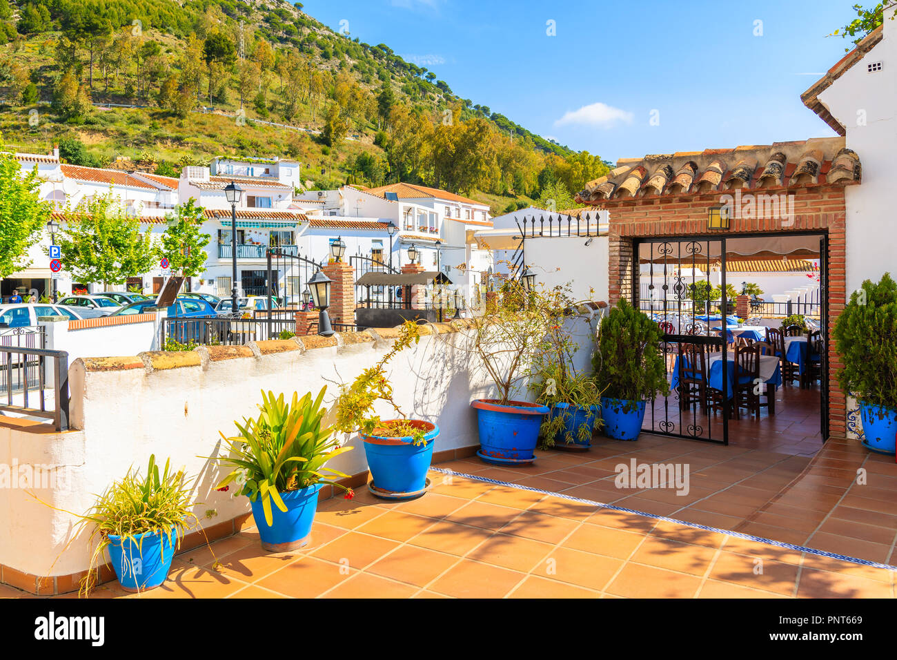 Terrasse mit Blumentöpfen und weißen Häusern im malerischen Dorf Mijas, Andalusien. Spanien Stockfoto