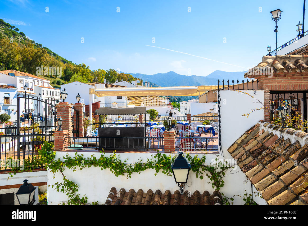 Blick auf die weissen Häuser in Berg Tal im malerischen Dorf Mijas, Andalusien, Spanien Stockfoto