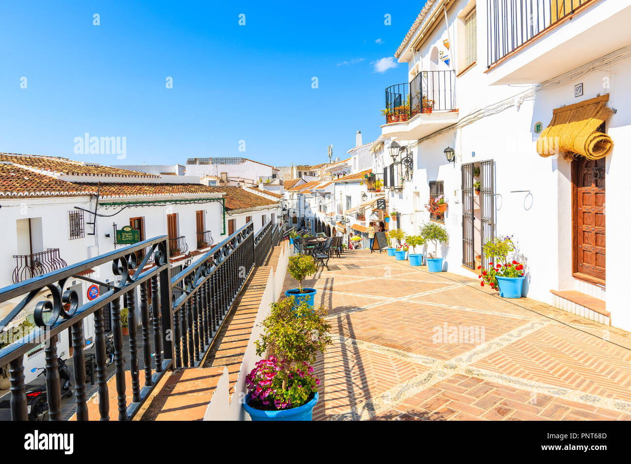 Stadt Mijas, Spanien - 9. Mai 2018: Straße mit Restaurants und Bars im malerischen Dorf Mijas, Andalusien. Spanien ist die zweite, die am meisten von Touristen besucht. Stockfoto