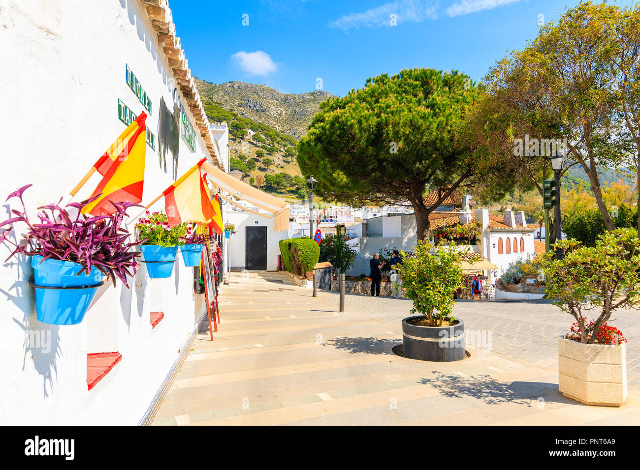 Stadt Mijas, Spanien - Mai 9, 2018: Straße mit weissen Häusern im malerischen Dorf Mijas, Andalusien. Spanien ist am meisten von Touristen besuchten Landes Stockfoto