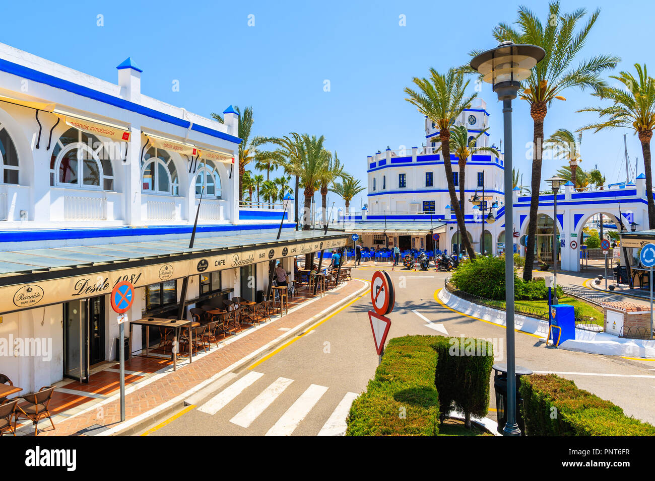 ESTEPONA, Spanien - 9. Mai 2018: die Restaurants und Geschäfte im beliebten Touristenort an der Costa del Sol Küste im südlichen Spanien auf sonnigen Sommertag. Stockfoto