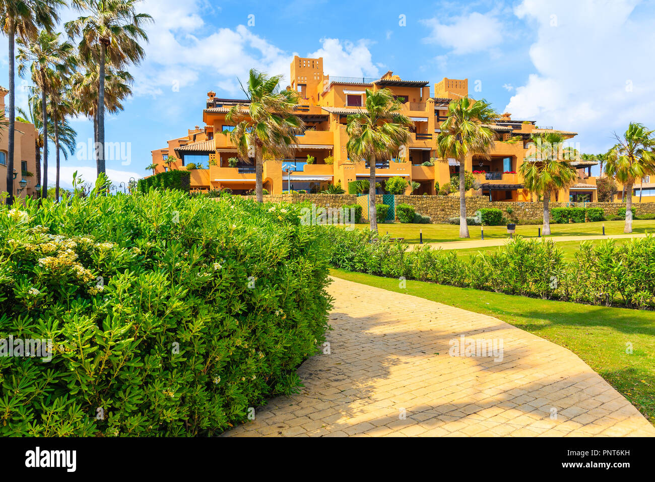 Ferienwohnungen am Meer in der Nähe von Estepona, Costa del Sol, Spanien Stockfoto