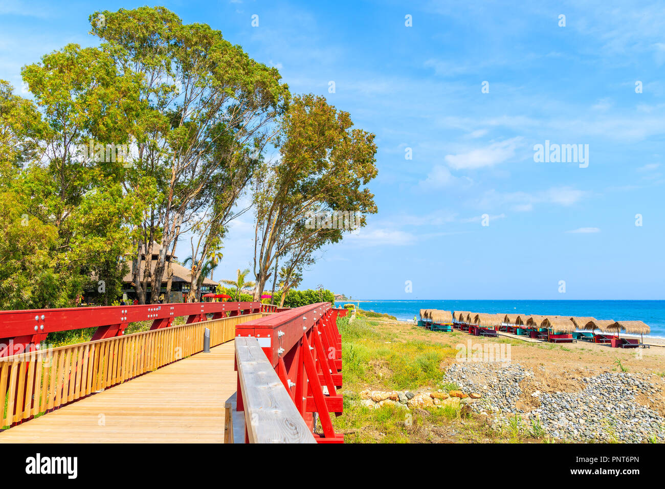 Steg und Wanderweg Strand in der Nähe von Estepona an der Costa del Sol, Spanien Stockfoto
