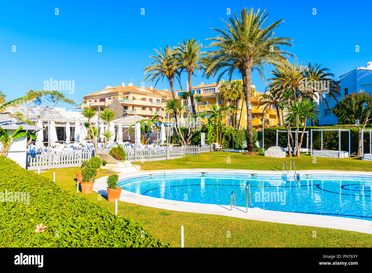 MARBELLA, SPANIEN - 14. MAI 2018: Swimming Pool von einem luxuriösen Hotelkomplex in der spanischen Stadt an der Küste von Marbella. Diese Region ist sehr beliebten touristischen Bestimmungen Stockfoto