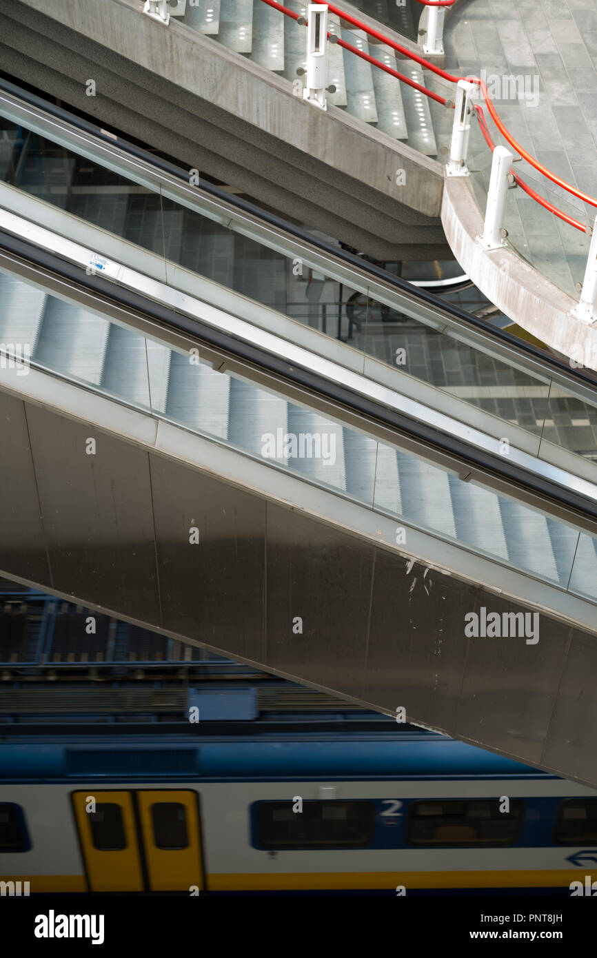 Rolltreppen im U-Bahnhof, Rotterdam Stockfoto