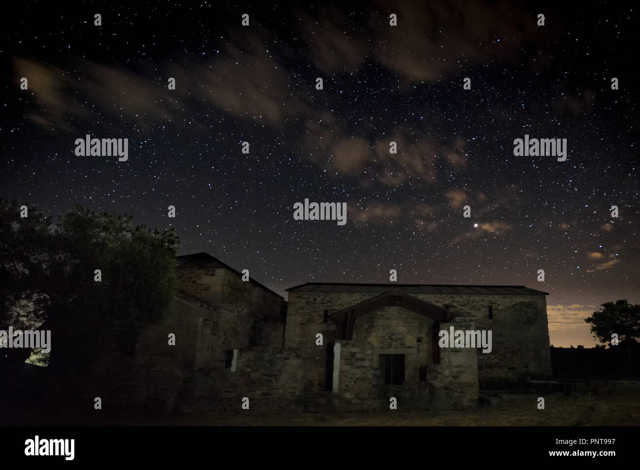 Nacht Landschaft mit der westgotischen Basilika Santa Lucia del Trampal. Acuescar. Spanien. Stockfoto