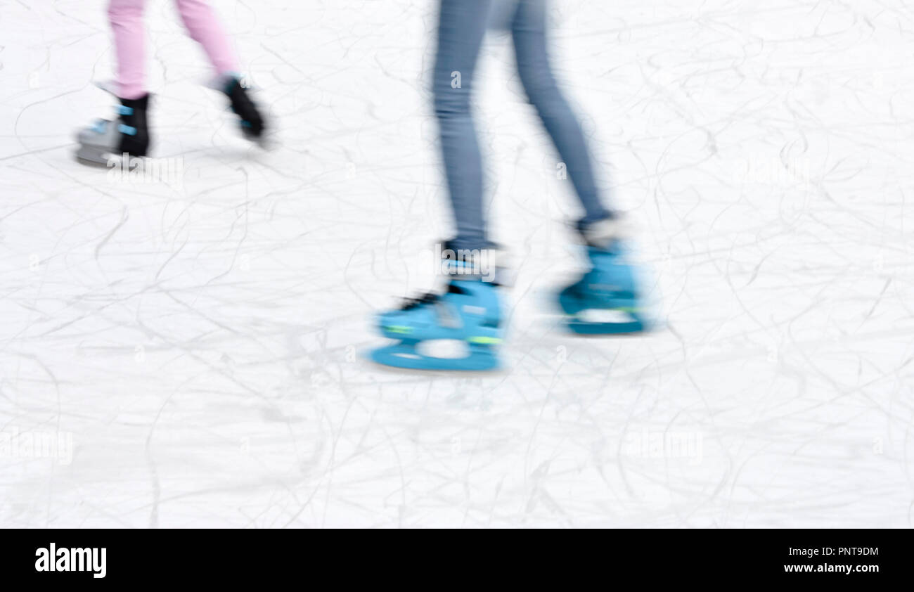 Arty blurry zwei Jugendmädchen eislaufen Beine, Spaß und im Winter Erholung detail Stockfoto
