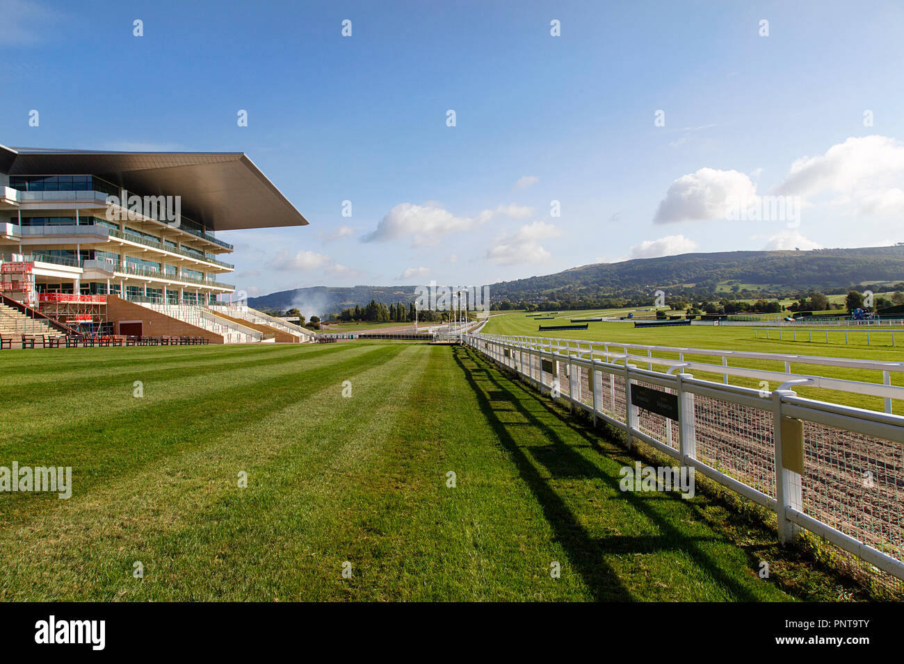 Cheltenham, UK: September 15, 2018: Der steht mit Blick auf die Pferderennbahn Cheltenham in Prestbury Park entfernt. Stockfoto