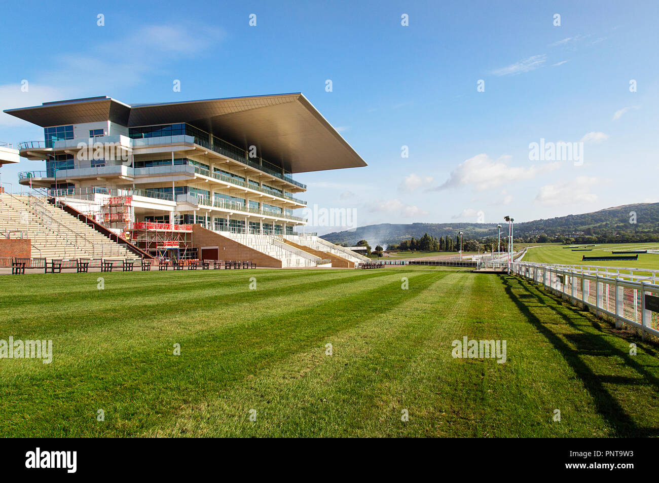 Cheltenham, UK: September 15, 2018: Der steht mit Blick auf die Pferderennbahn Cheltenham in Prestbury Park entfernt. Stockfoto