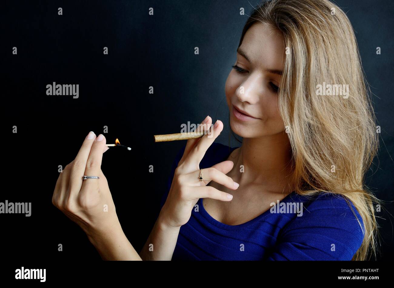 Woman Cigarillo Smoking Fotos Und Bildmaterial In Hoher Auflösung Alamy