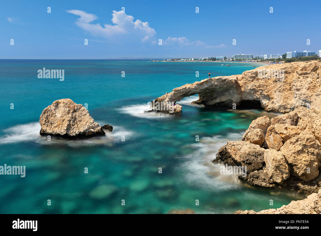 Lange Belichtung Schoß der Liebe Brücke - malerische natürliche Formation Erstellen eines weißen Rock arch in Ayia Napa, Zypern Stockfoto