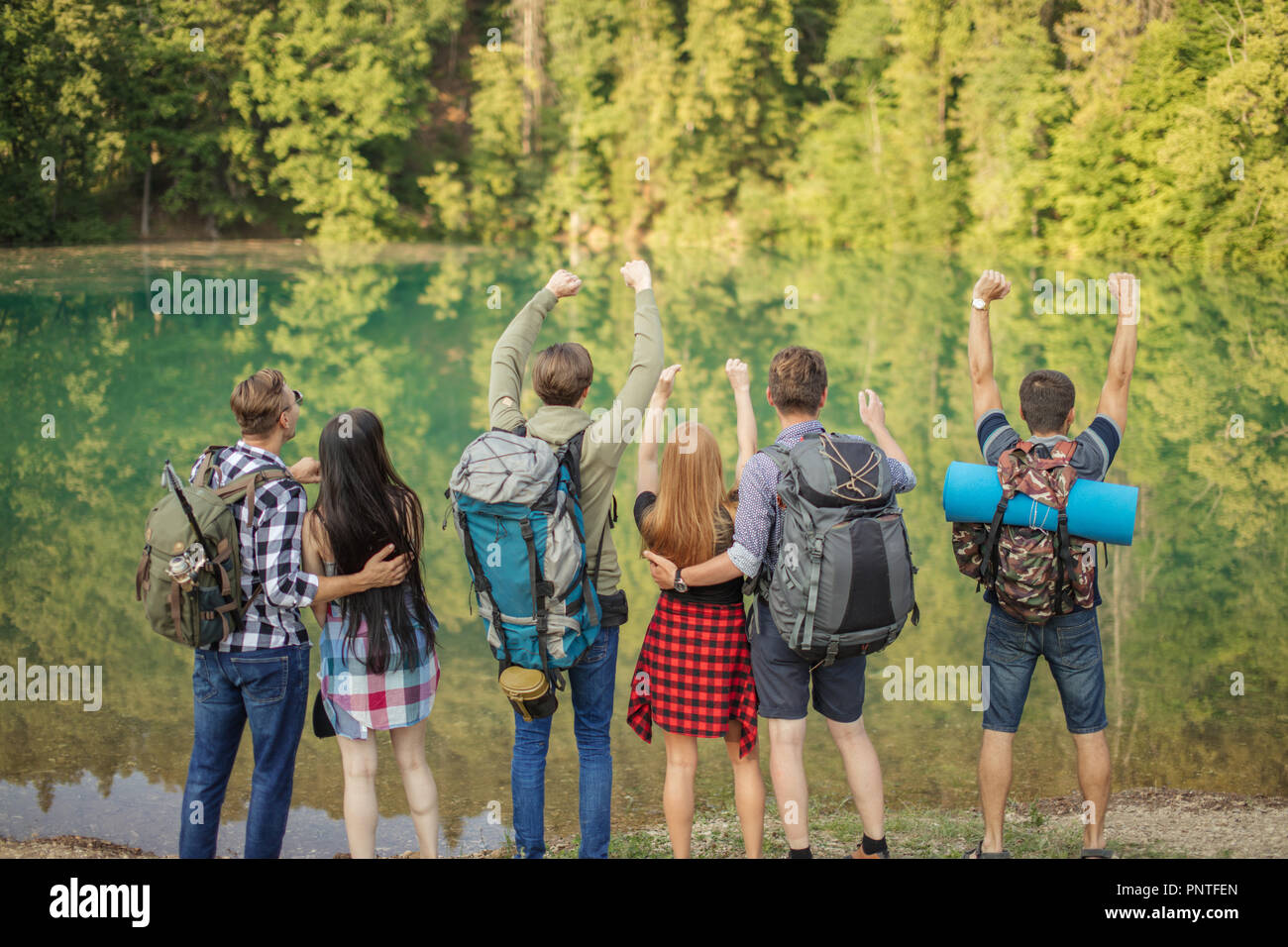 Die Wandern fröhliche Menschen haben den See erreicht. Stockfoto