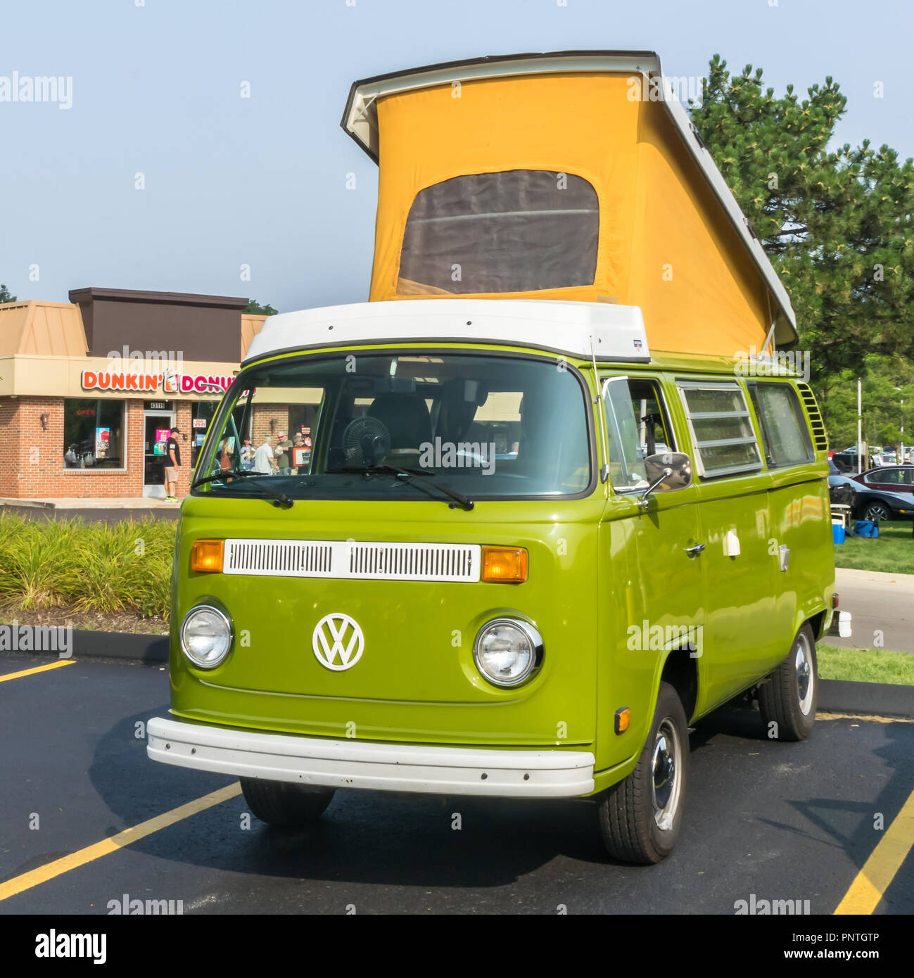 BLOOMFIELD HILLS, MI/USA - 18. AUGUST 2018: 1970er Volkswagen Microbus Westfalia Camper vor Dunkin' Donuts, an der Woodward Dream Cruise. Stockfoto