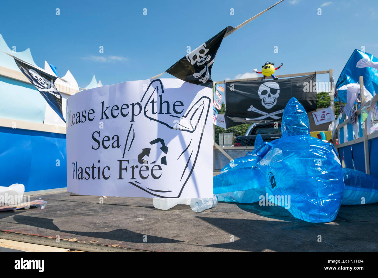 Abergele Karneval und Schicksal 14. Juli 2018 an der Küste von Nordwales Umweltfragen display Float Stockfoto