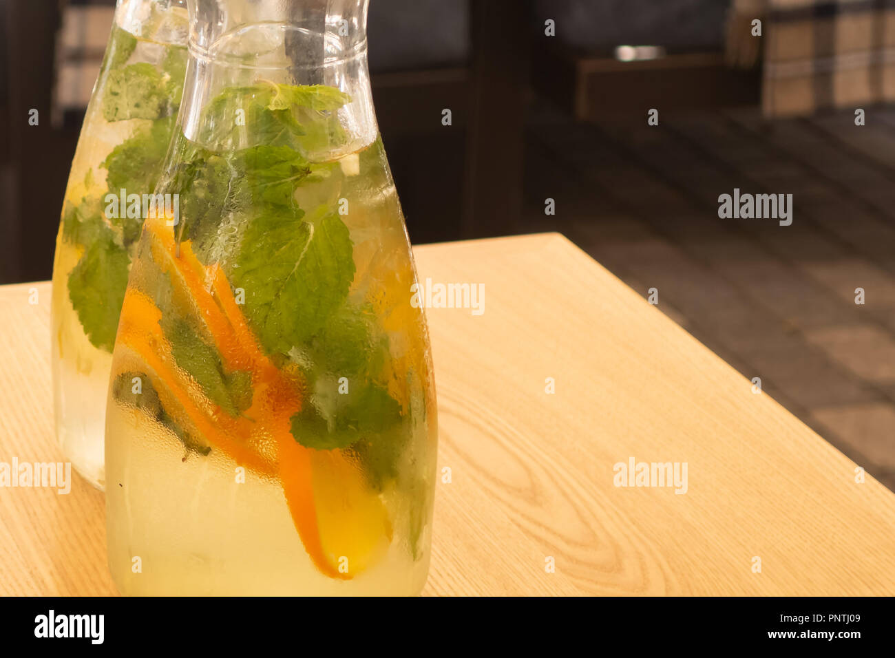 Erfrischende zuckerfreie Getränke aus Eis kalt Wasser gemacht, Limettensaft, Scheiben von Kalk und frischen Kräutern aus dem Garten, Minze und Melisse. Pe Stockfoto