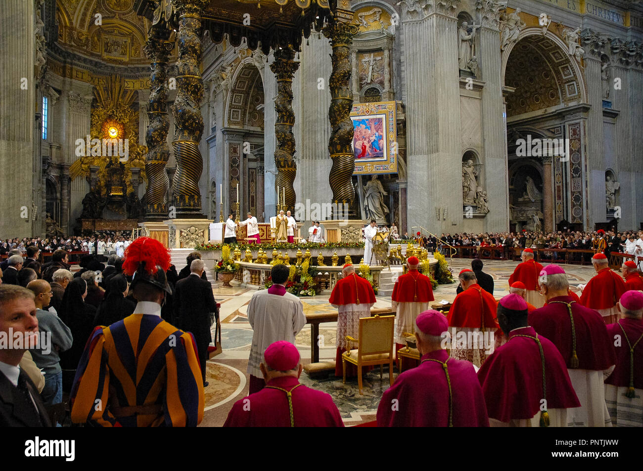 Masse der Epiphanie in St. Peter, die vom Heiligen Vater Benedikt XVI. - 6. Januar 2006 Stockfoto