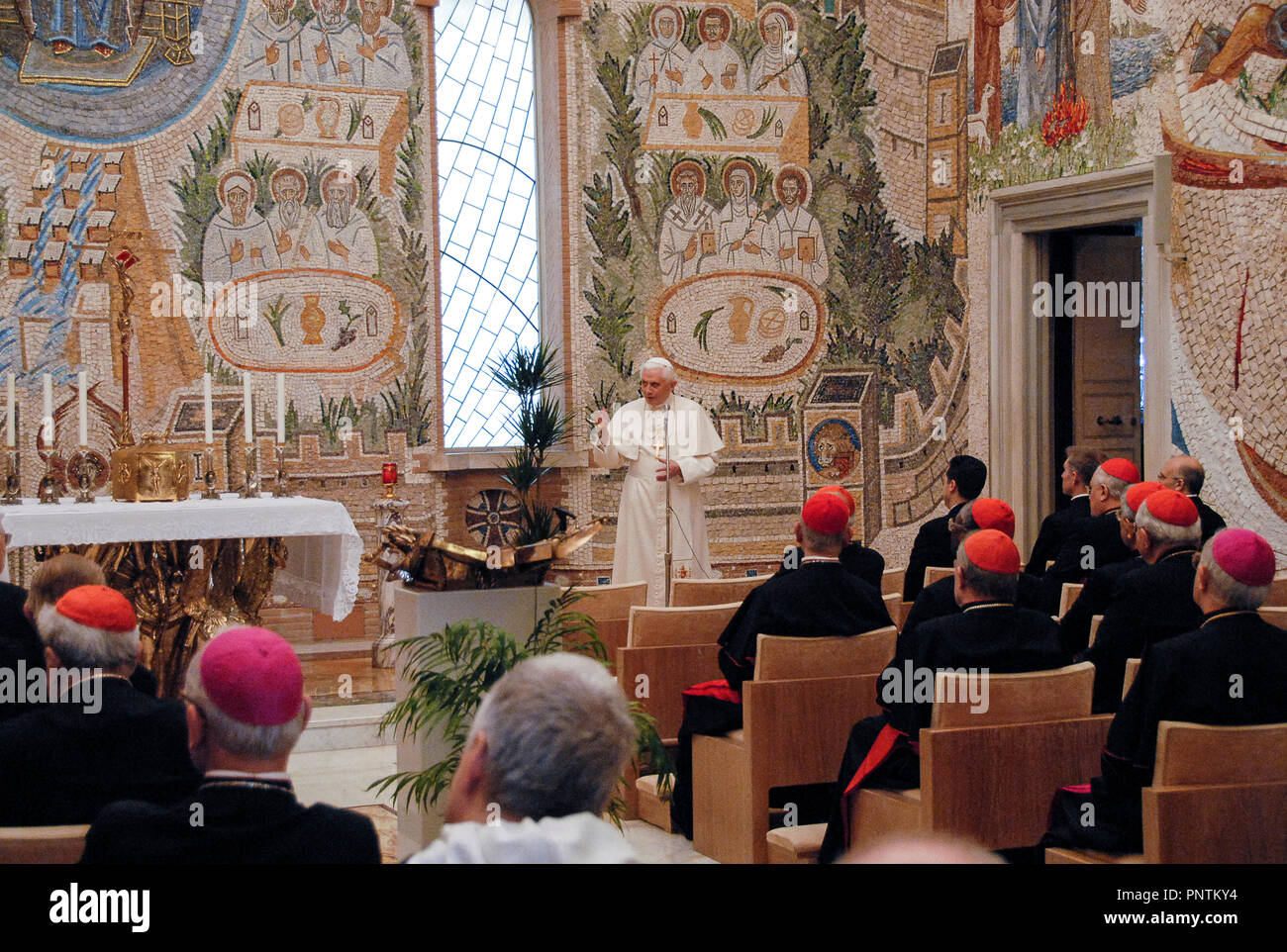 Vatikan Papst Benedikt XVI. - 16/02/2008 - ABSCHLUSS DER GEISTLICHEN EXERZITIEN DER RÖMISCHEN KURIE ANSPRACHE VON BENEDIKT XVI." Kapelle "Redemptoris Mater" Stockfoto