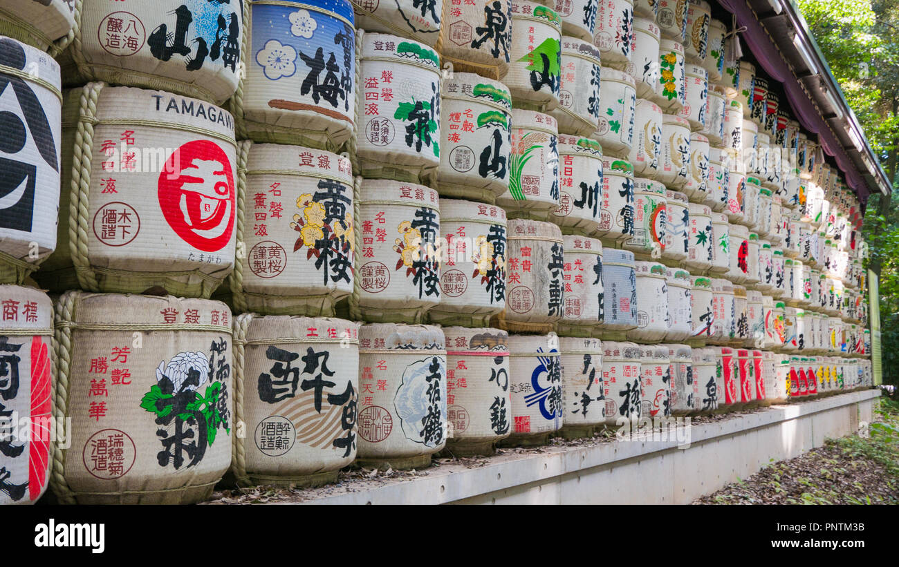 Tokio, Japan. September 8, 2018: Sake Fässer am Meiji Schrein, Yoyogi Park, als Opfer für die Götter. Stockfoto