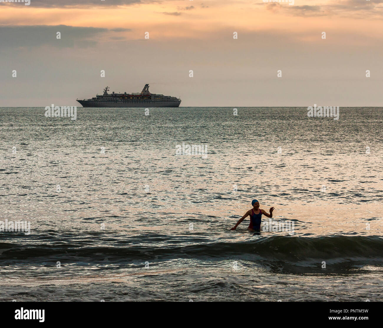 Myrtleville, Cork, Irland. 28. April 2018. Ursula Murphy von Douglas entsteht aus dem Wasser, nachdem Sie am frühen Morgen schwimmen Myrtleville Co.Cork wh Stockfoto