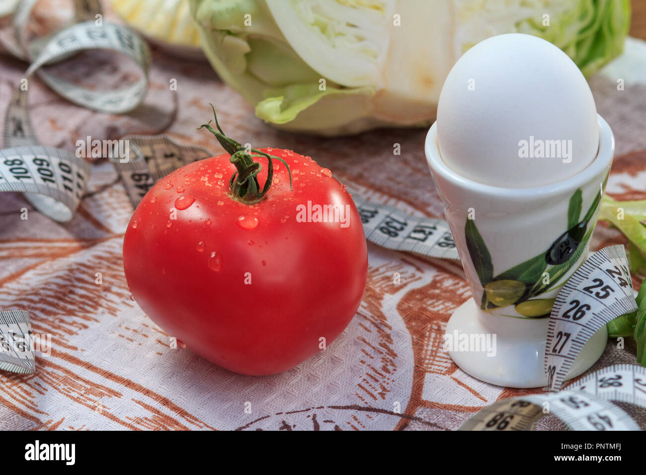 Schöne rote Tomaten, Eier, Kohl und Lineal auf den Tisch Stockfoto