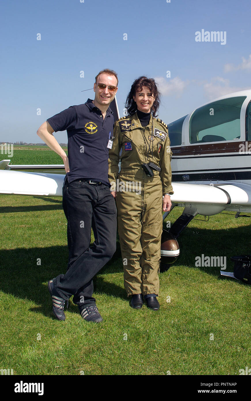 RAeC Air Race Serie, Runde 2010 an der Großen Oakley Flugplatz in Essex, UK. Jonathan Willis und weibliche Suzie Boot mit Gulfstream AA-5B Stockfoto