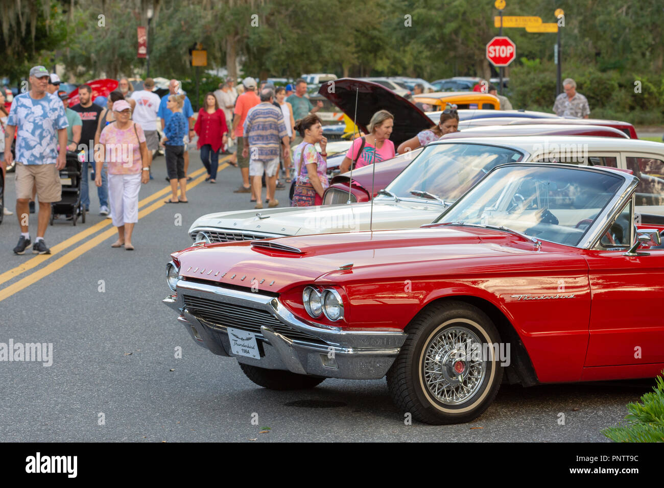 SEPTEMBER 21, 2018, Inverness, FL: Oldtimer, Nutzfahrzeuge, Importe, Hausangestellte, und ihre Besitzer und Gäste im Old Courthouse Square für Freitag zusammenbauen Stockfoto