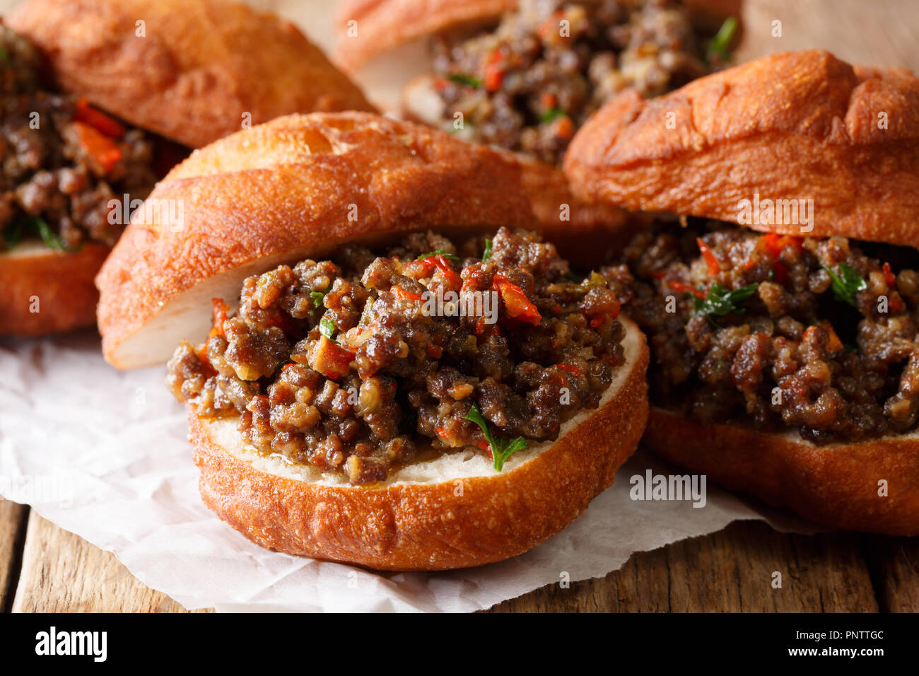 Südafrikanisches Essen: Frittierte vetkoek Sandwich mit Fleisch in der Nähe Curry - auf den Tisch. Horizontale Stockfoto