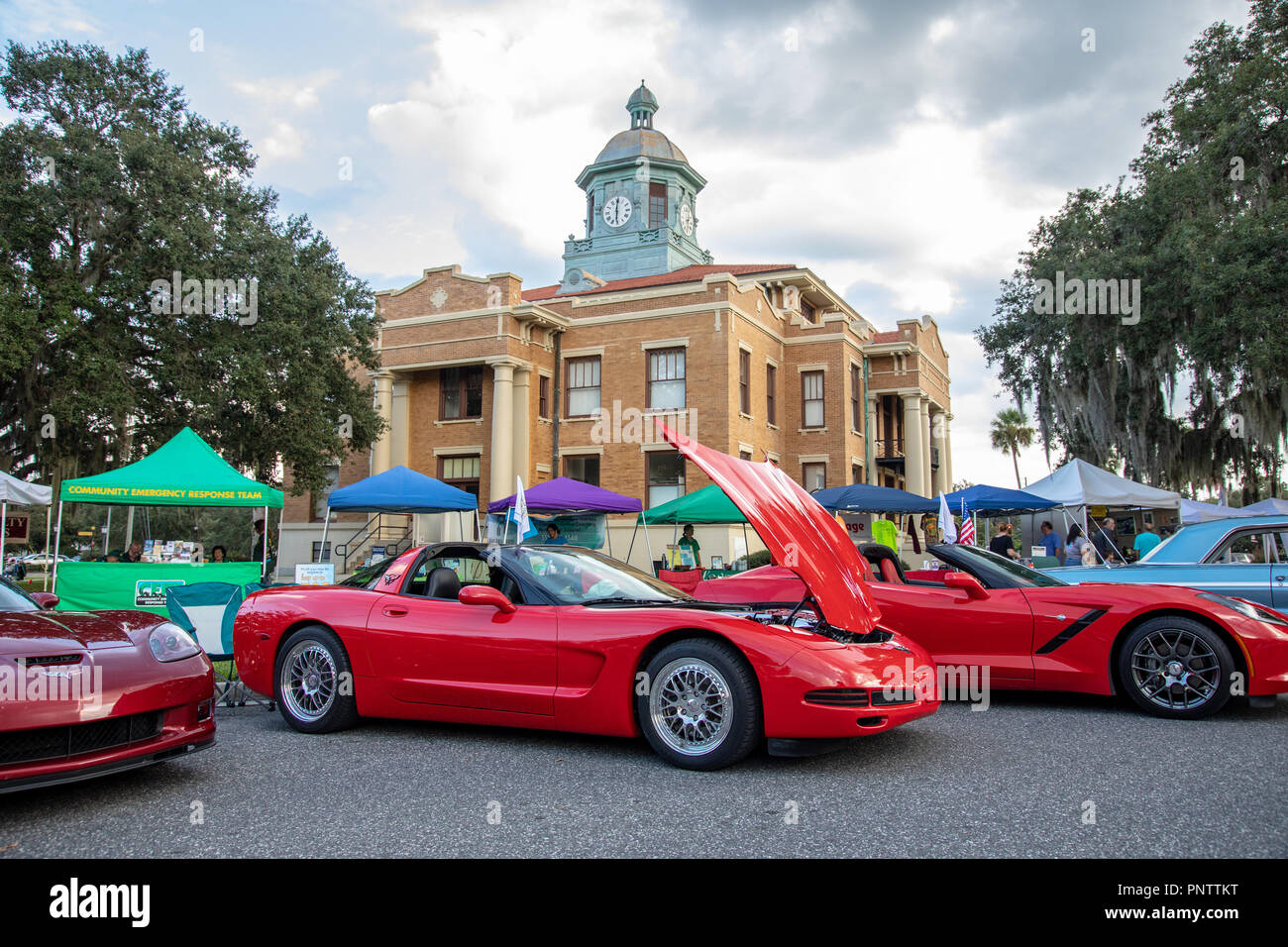 SEPTEMBER 21, 2018, Inverness, FL: Oldtimer, Nutzfahrzeuge, Importe, Hausangestellte, und ihre Besitzer und Gäste im Old Courthouse Square für Freitag zusammenbauen Stockfoto