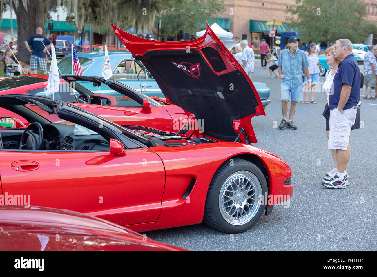SEPTEMBER 21, 2018, Inverness, FL: Oldtimer, Nutzfahrzeuge, Importe, Hausangestellte, und ihre Besitzer und Gäste im Old Courthouse Square für Freitag zusammenbauen Stockfoto