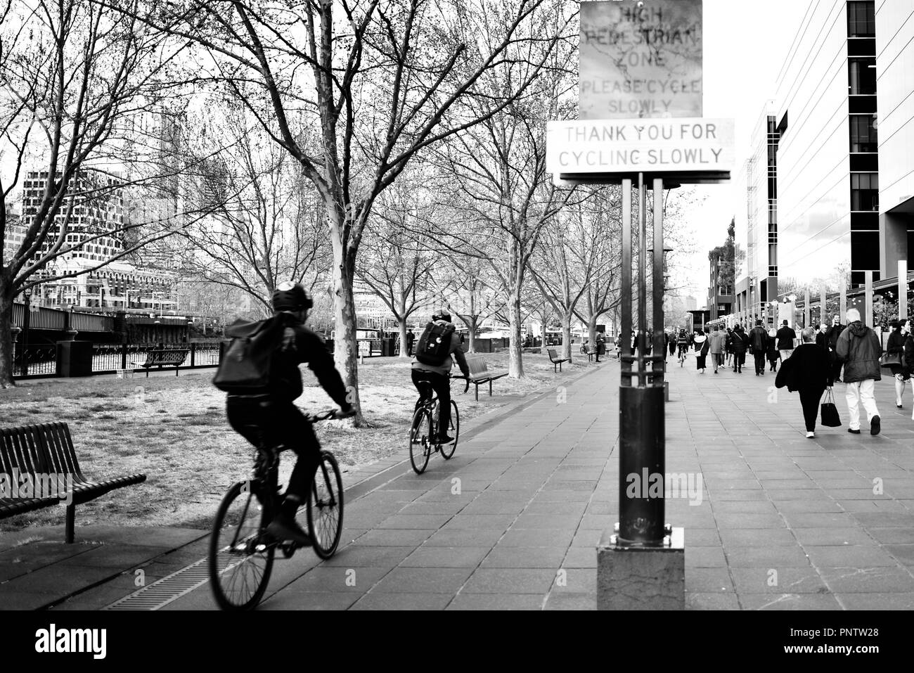 Radfahrer vorbei ein Dankeschön für Radfahren langsam Zeichen, Melbourne, VIC, Australien Stockfoto
