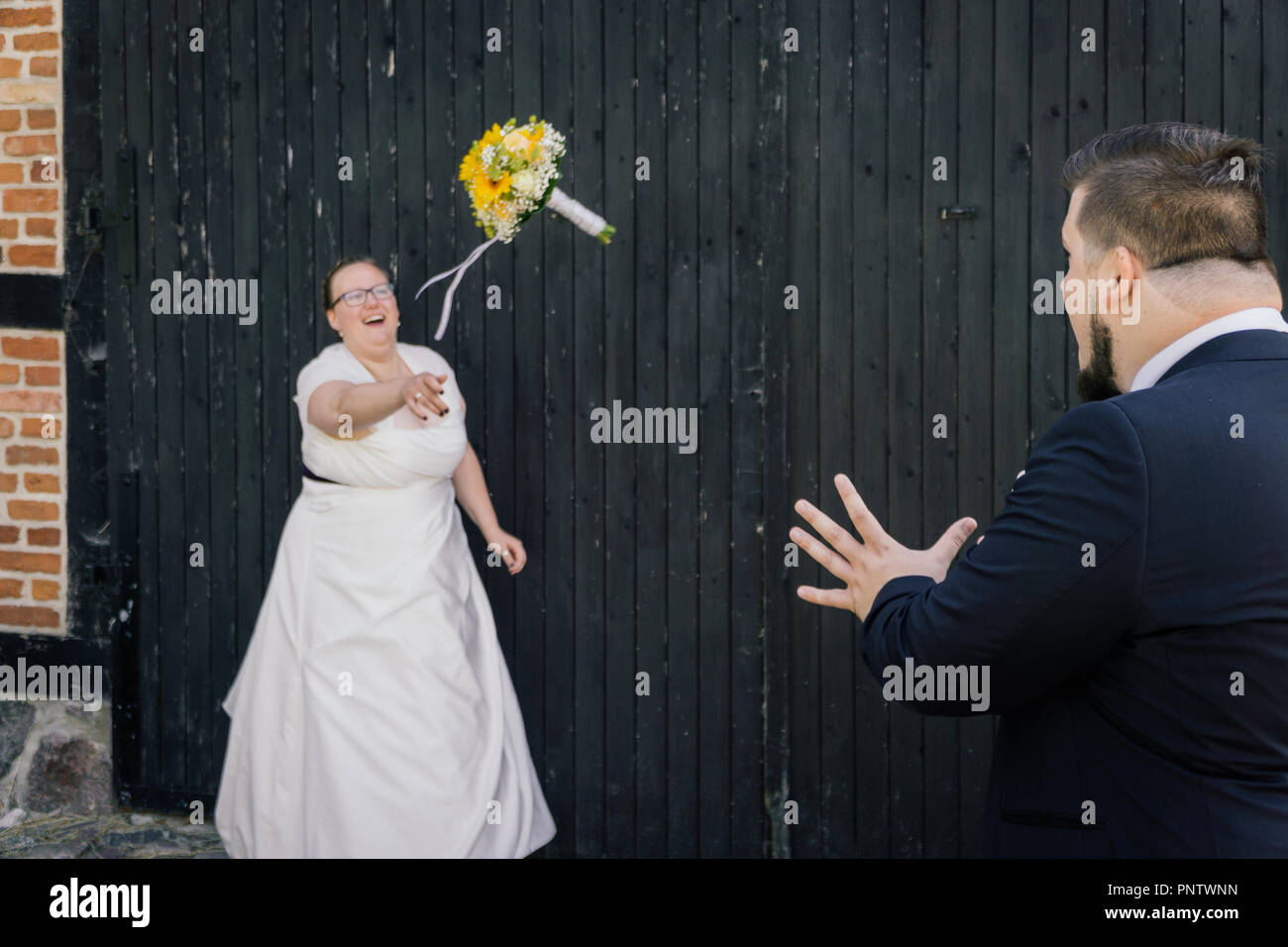 Braut wirft Blumen zu pflegen Stockfoto