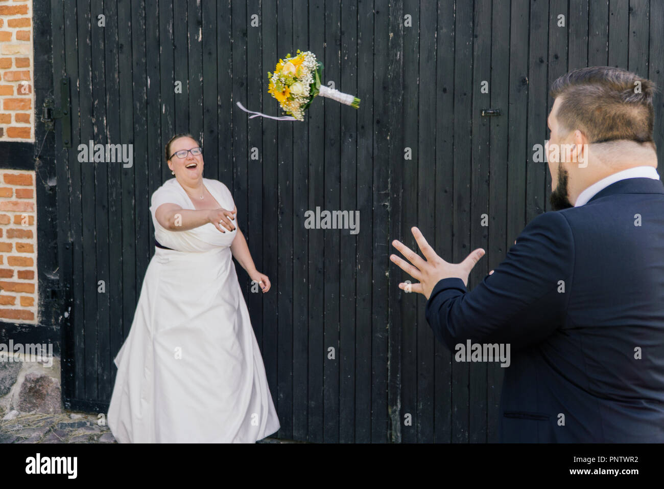 Braut wirft Blumen zu pflegen Stockfoto