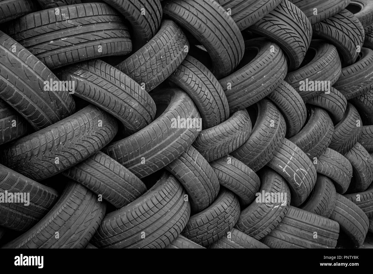 Hintergrund, Textur der Mauer der Reifen in einem Winkel gelegt. Schwarze reifen Gummi, Fahrzeug teil, Ersatzteil. Stockfoto