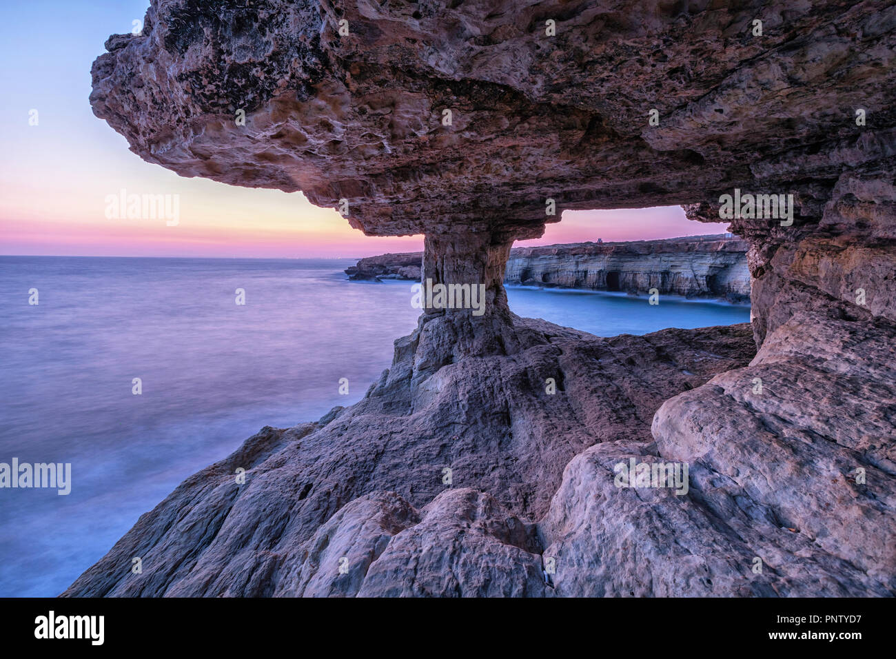 Blick vom Meer Höhle in der Abenddämmerung am Cape Greco in der Nähe von Ayia Napa, Zypern (HDR-Bild) Stockfoto