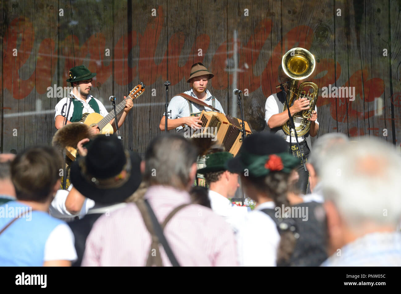 Graz, Steiermark, Österreich. Großes Volkskulturfestival in der Hauptstadt der Steiermark, Graz. Das Bild zeigt Musiker in traditionellen Kostümen aus Bayern Stockfoto