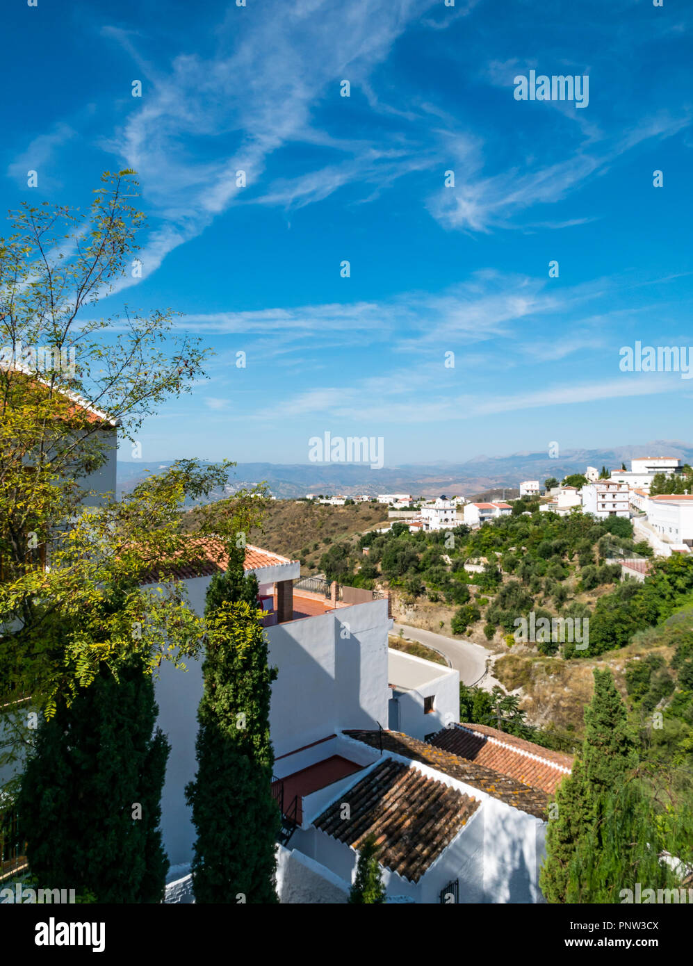 Tal mit schönen, weißen Häuser vom Aussichtspunkt Mirador de la Virgen, Canillas de Acietuna, Mudejar route, Andalusien, Spanien Stockfoto