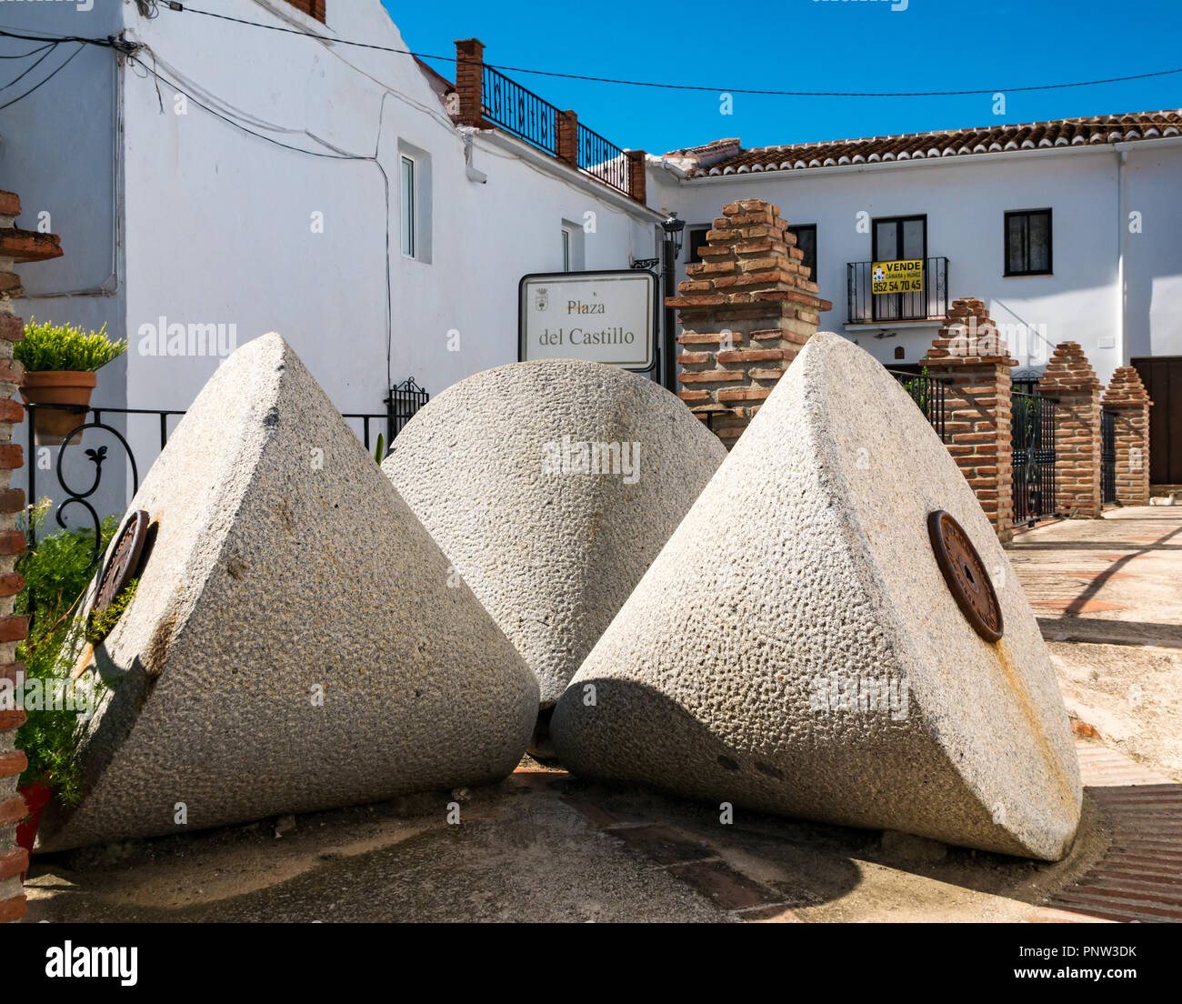 Ungewöhnliche alte konischen Oliven Schleifen der Steine, Plaza del Castillo, Canillas de Acietuna, Mudejar route, Andalusien, Spanien Stockfoto