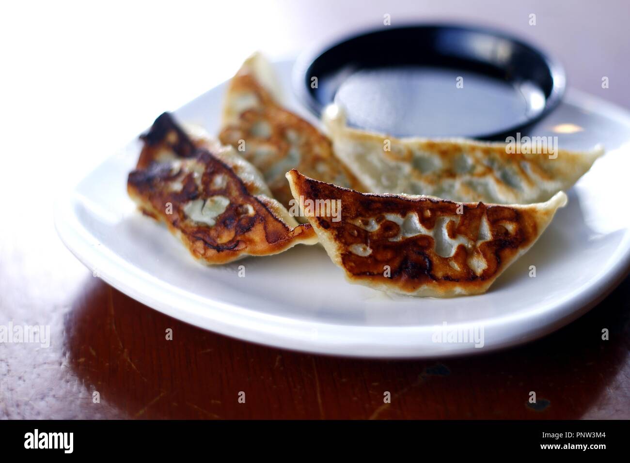 Foto von frisch zubereiteten Gyoza oder Japanischen pan fried Pork dumpling auf einer Platte Stockfoto