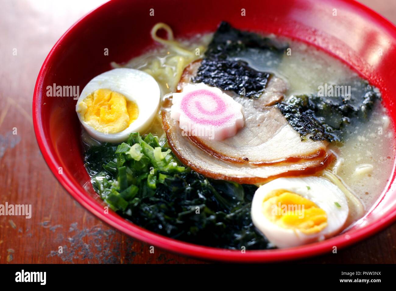 Foto aus einer Schüssel frisch gekochtes Schweinefleisch Tonkotso Ramen Nudeln Suppe Stockfoto