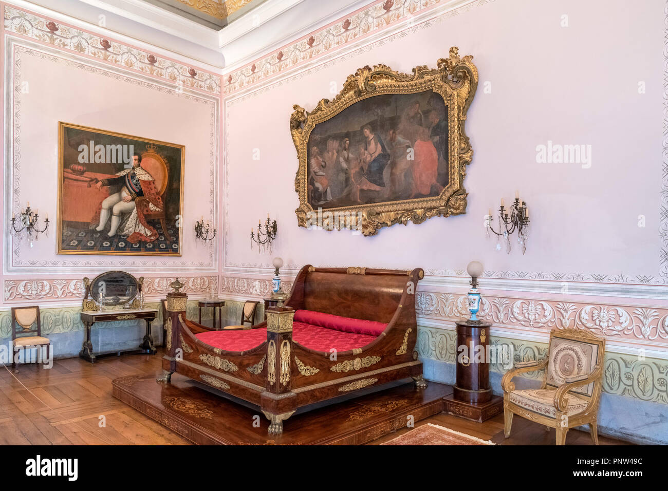 Schlafzimmer im Palast von Mafra (Mosteiro Palácio Nacional de Mafra), Mafra, Portugal Stockfoto