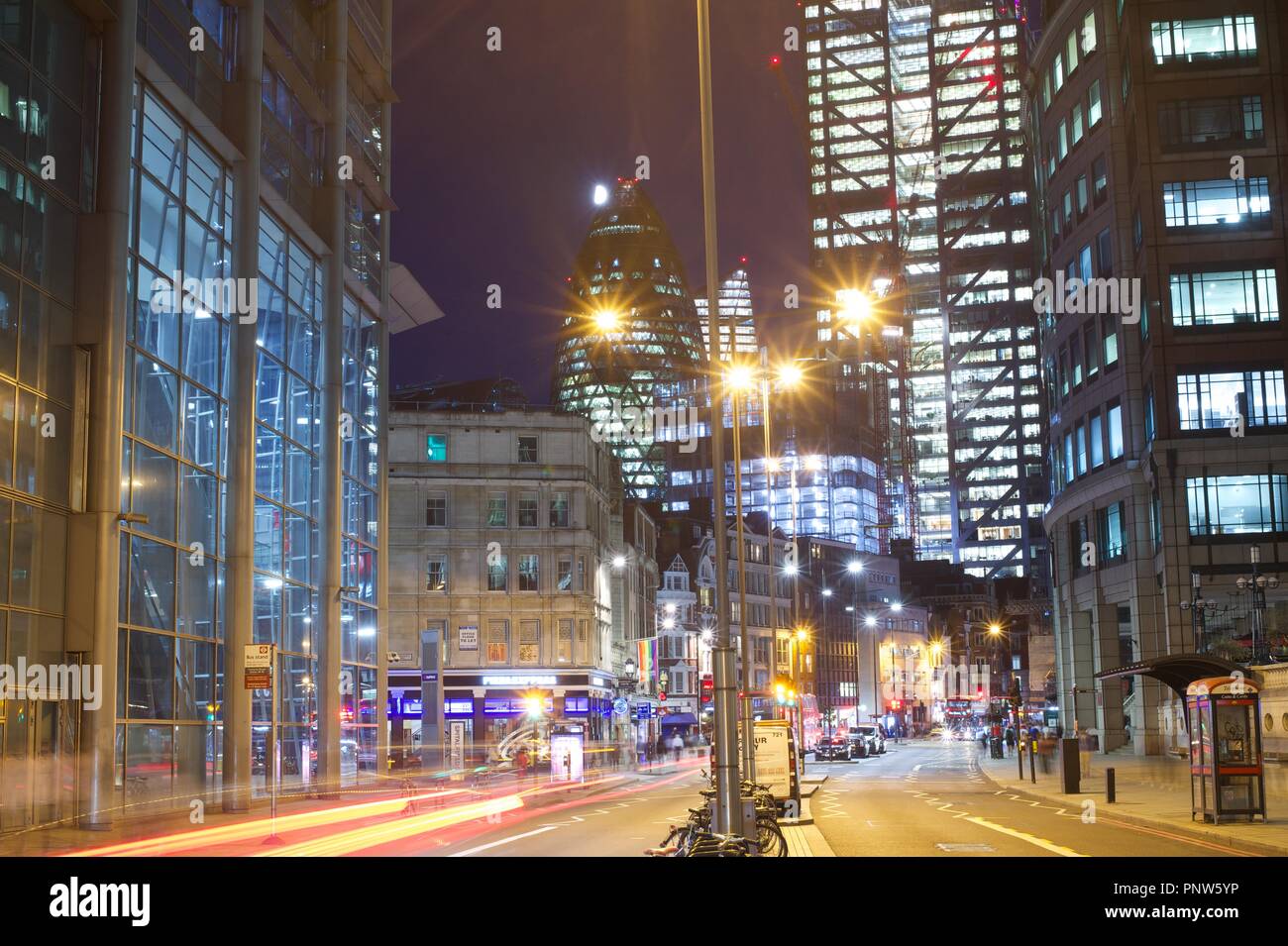 Helle Lichter von London in der Nacht, Stockfoto