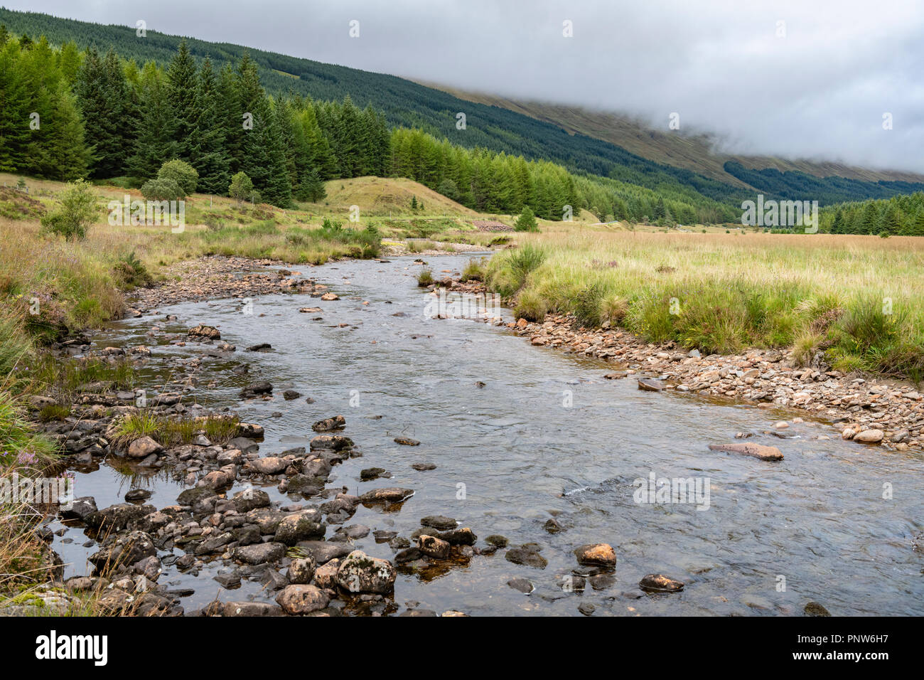 Niedrigwasser auf dem Fluss Lochy, Schottland Stockfoto