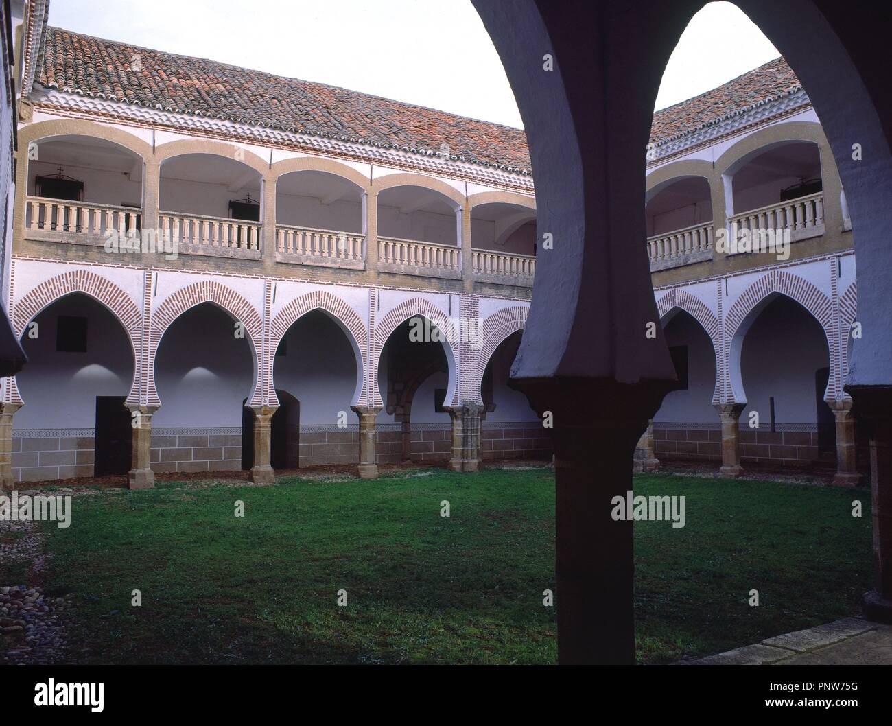 PATIO DEL PALACIO DE SOTOFERMOSO-EL PISO BAJO ES MUDEJAR DE PRINCIPIOS DEL SIGLO XV Y EL PISO ALTO ES RENACENTISTA DEL SIGLO XVI. Lage: PALACIO DE SOTOFERMOSO. ABADIA. CACERES. Spanien. Stockfoto