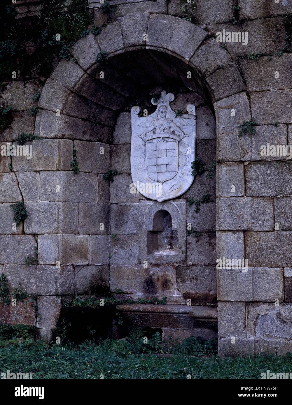 ESCUDO DE MARMOL DE LA CASA DE ALBA EN EL JARDIN DEL PALACIO DE SOTOFERMOSO RENACENTISTA - SIGLO XVI. Lage: PALACIO DE SOTOFERMOSO. ABADIA. CACERES. Spanien. Stockfoto