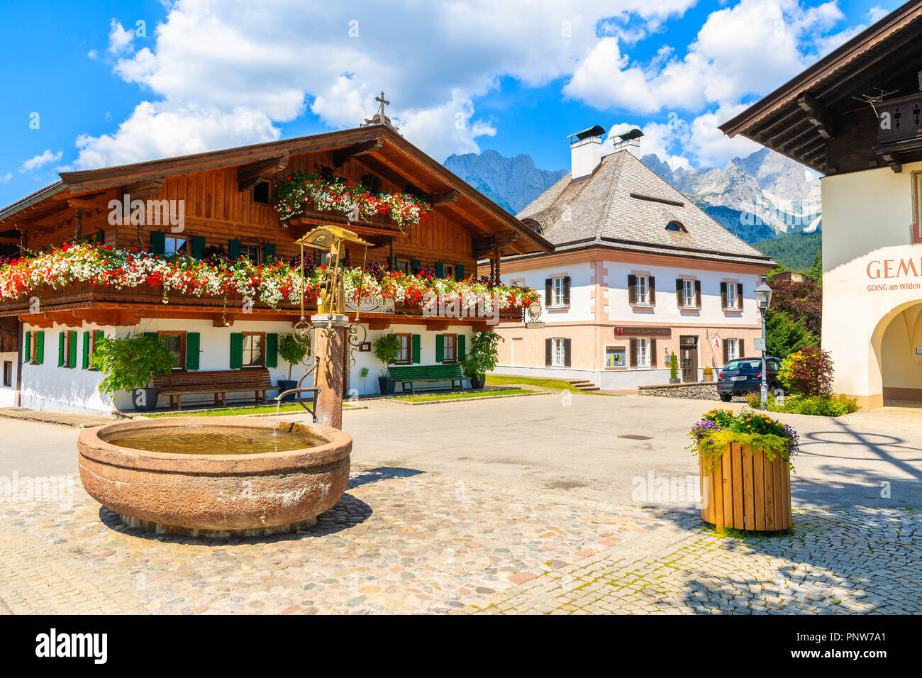 Tirol, Österreich - May 30, 2018: Typische Häuser am Kirchplatz in Going am Wilden Kaiser Dorf an sonniger Sommertag. Dieser Ort ist den meisten Beau Stockfoto